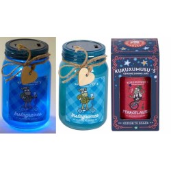 TARRO CON LUZ KUKUXUMUXU INSTAGRAMEO Caja: 8,5 x 8,5 x 14,5 cm Tarro: 8 x 8 x 14 cm